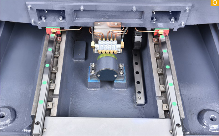進口主軸、護罩保護絲桿線軌， 提高機床使用壽命